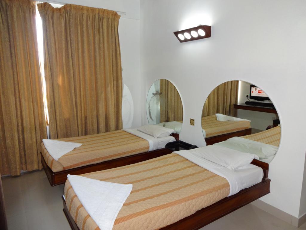 Lotus Comfort - A Pondy Hotel Pondicherry Exterior foto